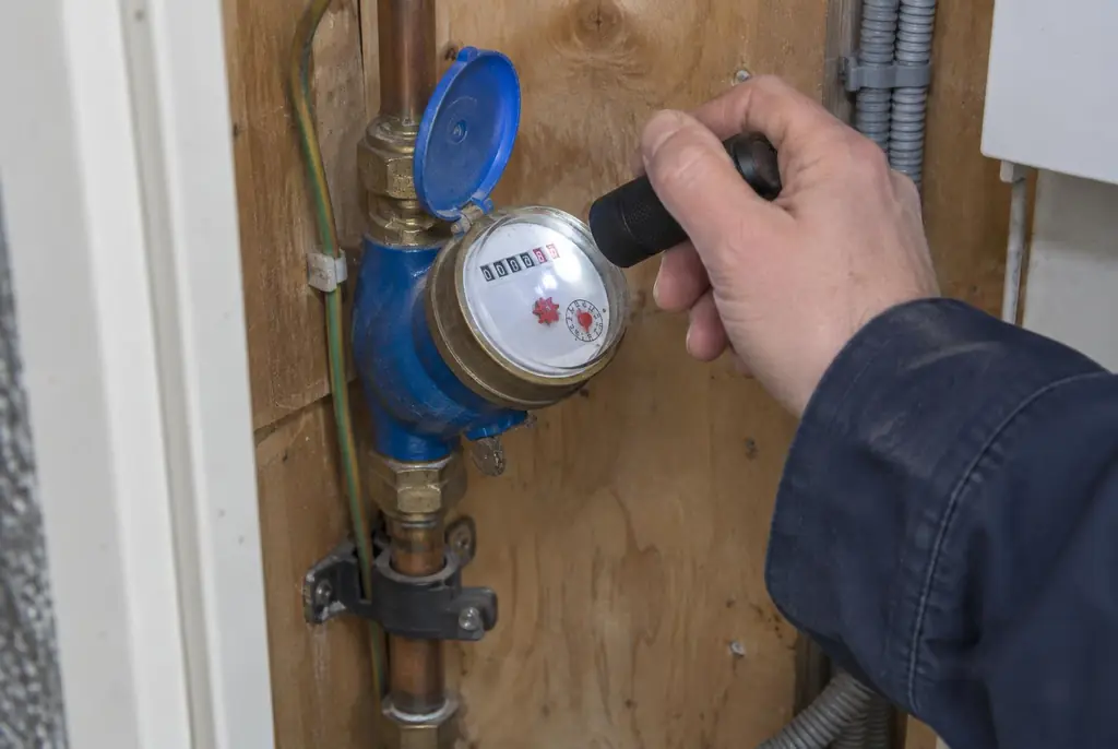 Lekdetectie Wassenaar – watermeter in de meterkast controleren met een zaklamp